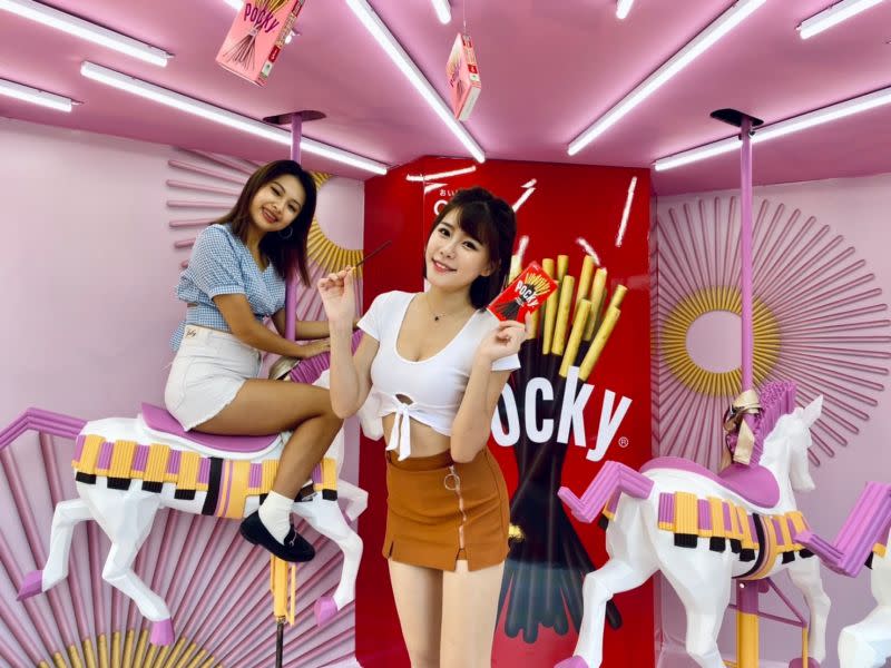 ▲到「Pocky Wonderland奇幻樂園」拍照打卡就能換Pocky。（圖／記者蕭涵云攝）