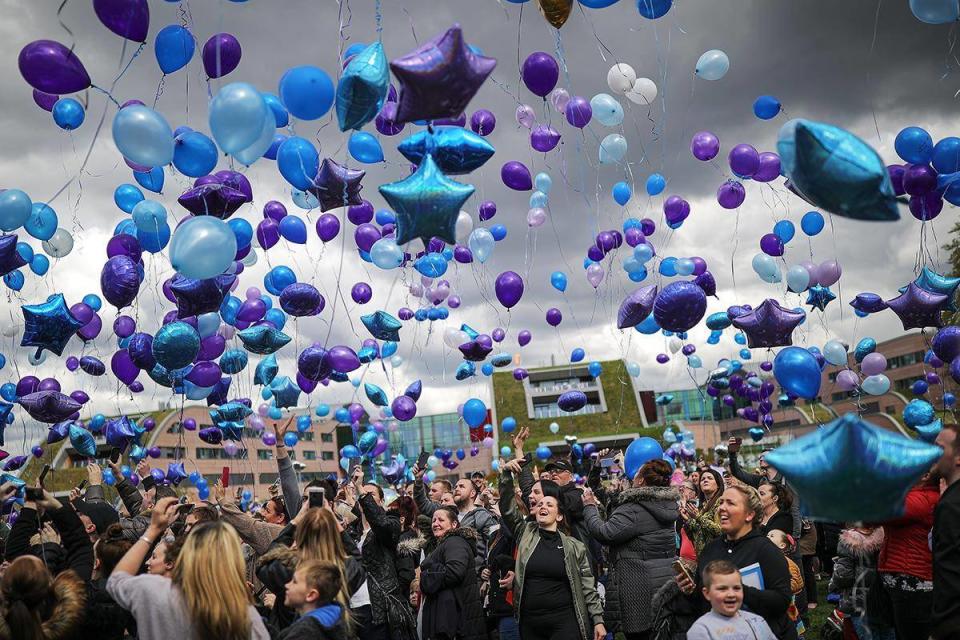 Mourners released balloons to mark Alfie’s death (Getty)