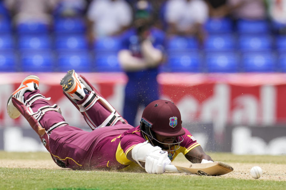 Kyle Mayers, de Indias Occidentales, durante el tercer juego de críquet T20 contra India en el Warner Park de Basseterre, San Cristóbal y Nieves, el 2 de agosto de 2022. (AP Foto/Ricardo Mazalán)