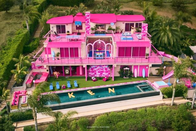 Dentro de la imponente "Casa de Barbie" de Airbnb en Malibú