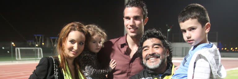 Van Persie y su familia, en Dubai, junto a uno de sus máximos ídolos: Maradona