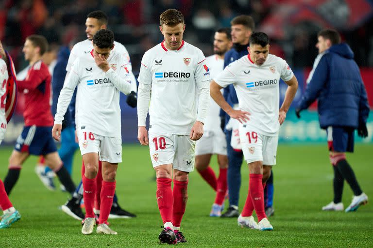 Ivan Rakitic en primer plano, con Jesús Navas y Marcos Acuña (19) más atrás, lamentan la eliminación de Sevilla a manos de Osasuna, por la Copa del Rey.