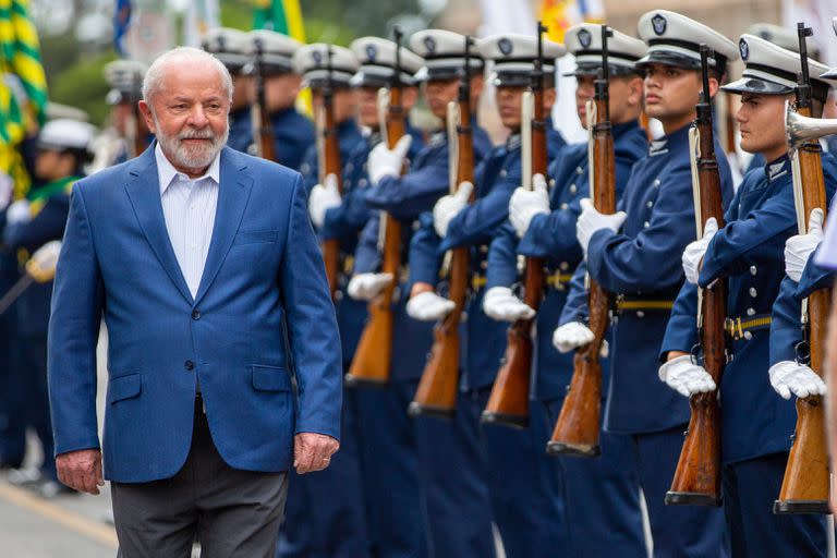 El presidente Luiz Inacio Lula da Silva, al llegar a un encuentro con los comandantes de la Fuerza Aérea brasileña. (Fabio Rodrigues-Pozzebom/Agencia Brazil/dpa)