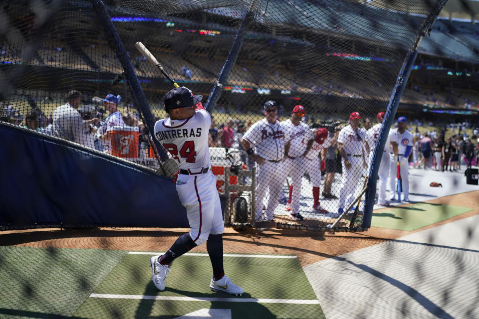 William Contreras de los Bravos de Atlanta durante una práctica de bateo, un día antes del Juego de Estrellas, el lunes 18 de julio de 2022, en Los Ángeles. (AP Foto/Jae C. Hong)