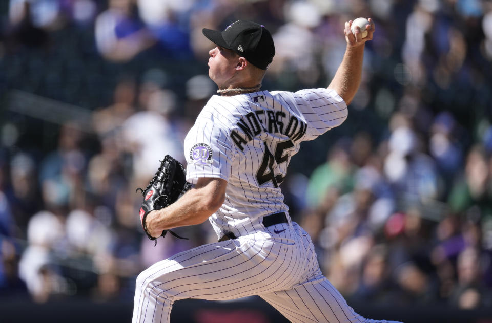 Chase Anderson abridor de los Rockies de Colorado lanza ante los Dodgers de Los Ángeles durante la 1ra entrada del primer juego de la doble cartelera en Denver. Martes 26 de septiembre de 2023. (AP Foto/David Zalubowski)