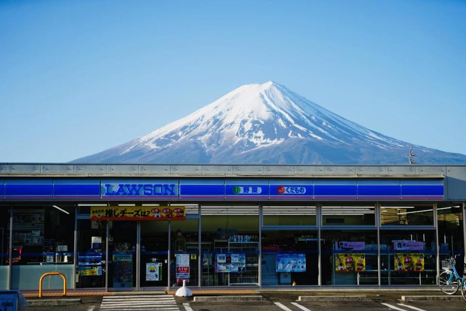 坐在於 Lawson 便利店的富士山，去年初起經社交媒體廣傳後，成為人氣景點。    （facebook 專頁「卡瓦納 X 日本旅遊失心瘋」圖片）