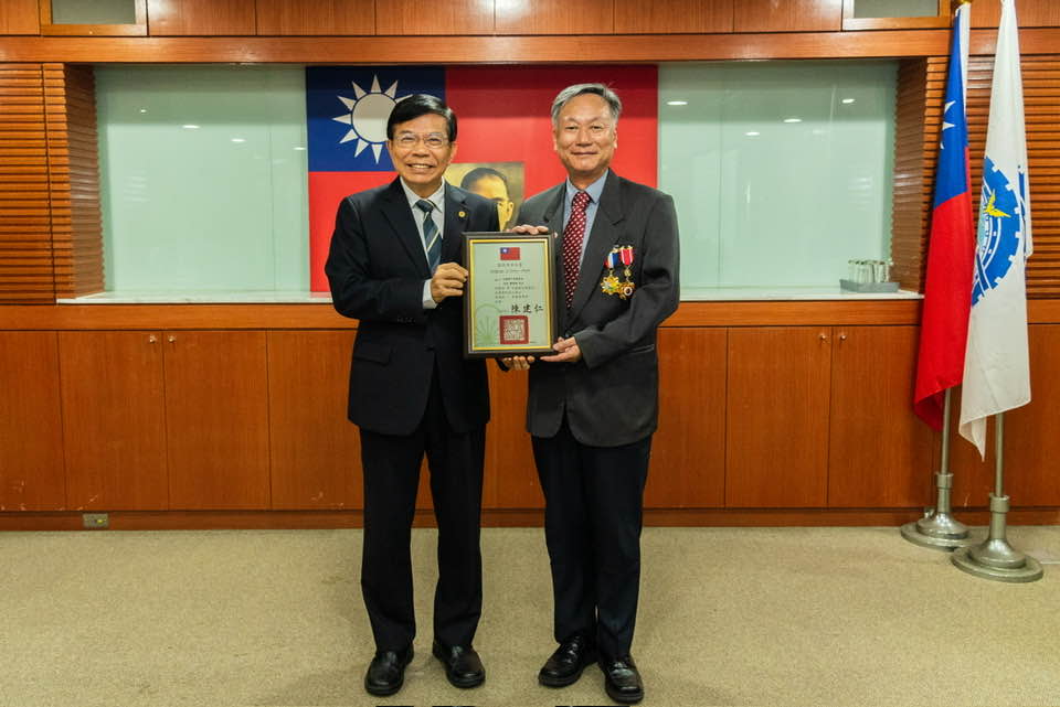 中央氣象局長鄭明典（右）從交通部長王國材手上接下證書，宣布「畢業」了！他將正式自7月16日起，開始退休生活。   圖：翻攝自鄭明典臉書