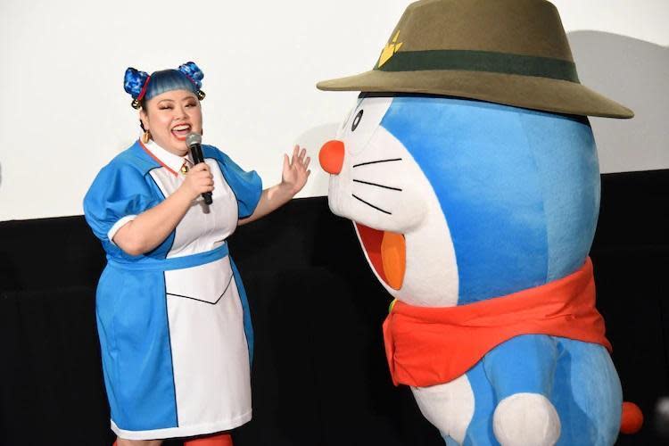 渡邊直美與哆啦A夢站在一起，超級無違和。（車庫娛樂提供）
