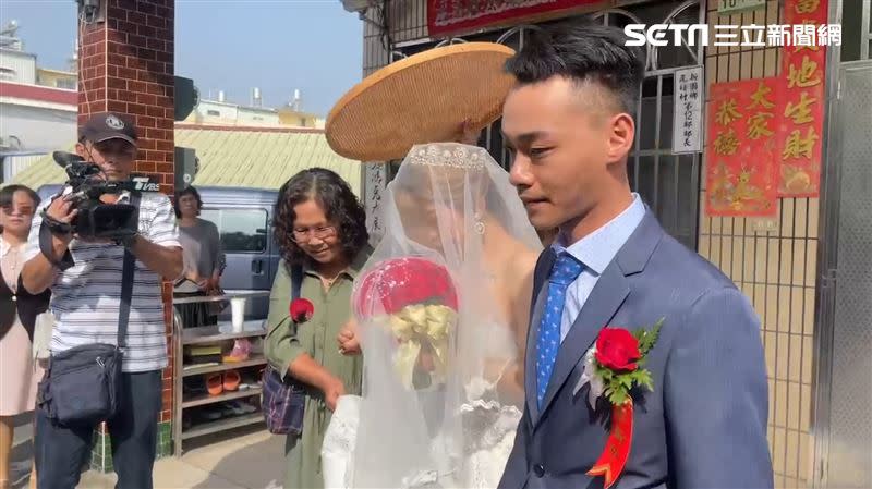 新郎陳先生特地安排驚喜，在姐夫的幫忙下，準備了超跑車隊迎娶新娘。（圖／翻攝畫面）