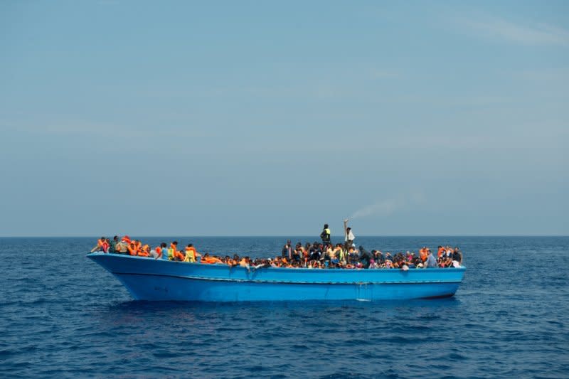 這艘漂流在地中海上的木船，塞滿500多位前往歐洲尋求庇護的移民。（Gabriele François Casini/MSF）