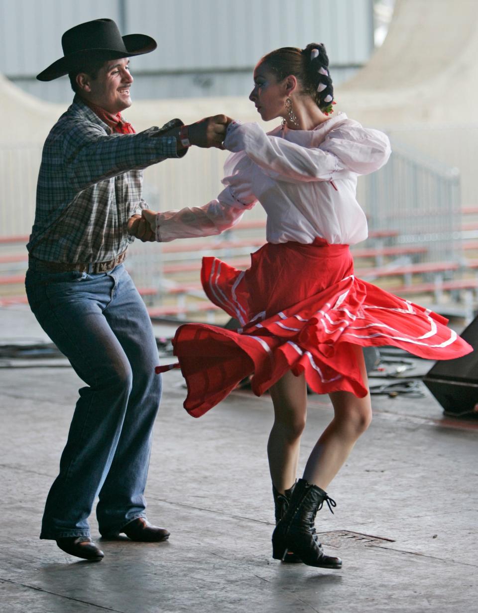 Members of the Ballet Misiones Culturales del Estado de Jalisco perform at Mexican Fiesta in 2006.