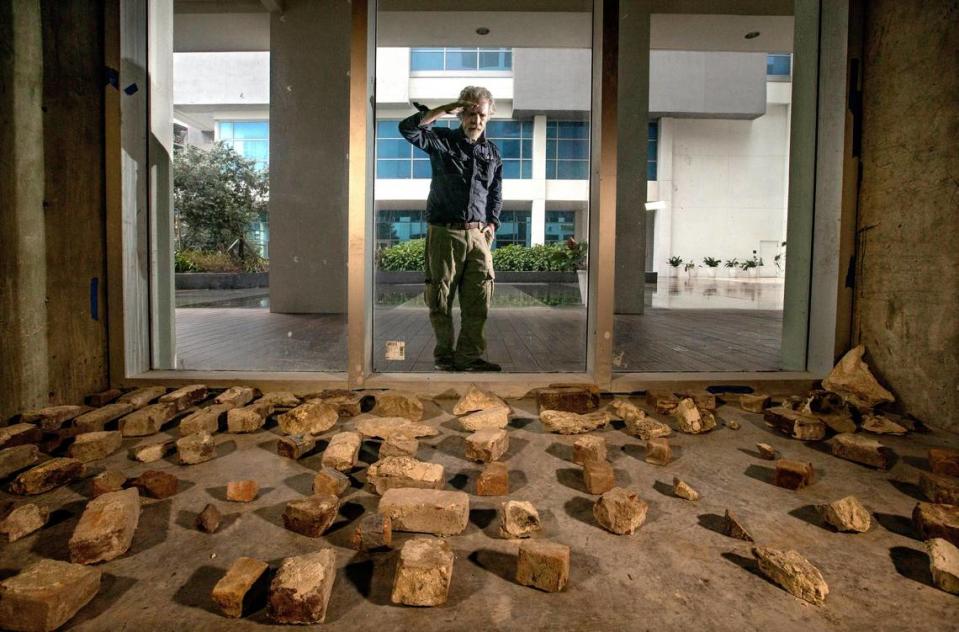 El arqueólogo Bob Carr, mira por la ventana de un espacio donde se guardan artefactos tequesta y restos del hotel Royal Palm en MetSquare, en el downtown de Miami.