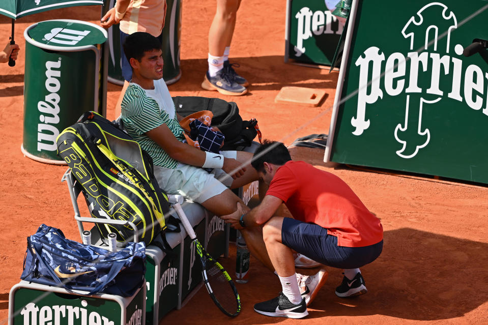 À 1-1 dans le troisième set, Alcaraz a été contraint de soigner une blessure qui lui a coûté le match face à Novak Djokovic, alors que le choc des demi-finales respectait toutes ses promesses. 