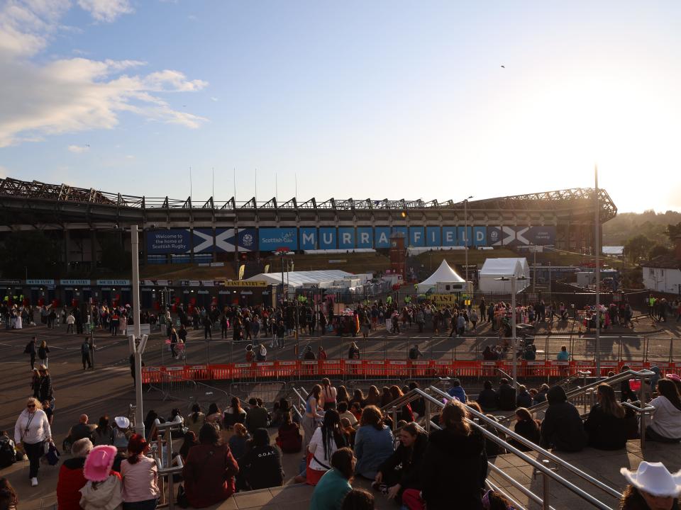 Plenty of fans 'Taylorgated' and gathered outside Edinburgh's Murrayfield Stadium to listen to the concert.