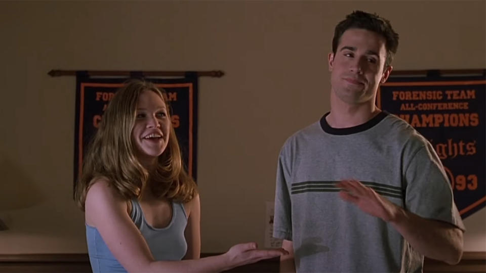 Julia Roberts and Freddie Prinze Jr. cute and awkward in dorm scene, Down to You