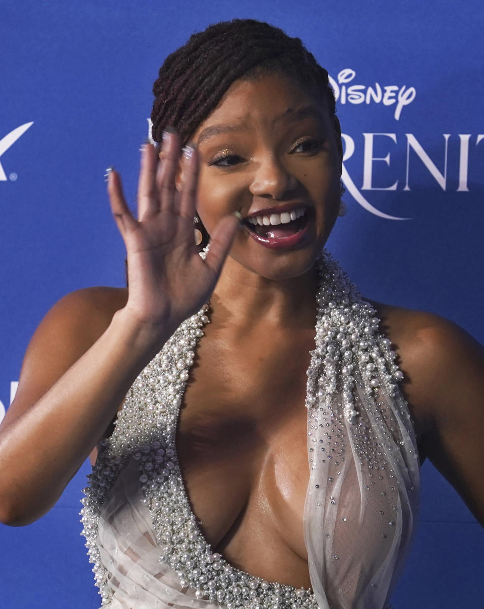 La actriz Halle Bailey posa en la alfombra azul de la película La Sirenita en la Ciudad de México el 11 de mayo de 2023. (Foto AP/Marco Ugarte)