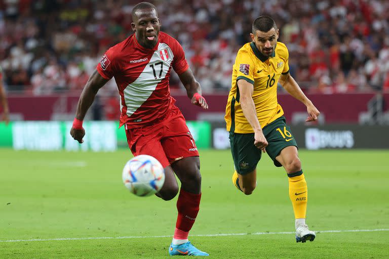 Encara Luis Advincula, dejando atrás a Aziz Behich 