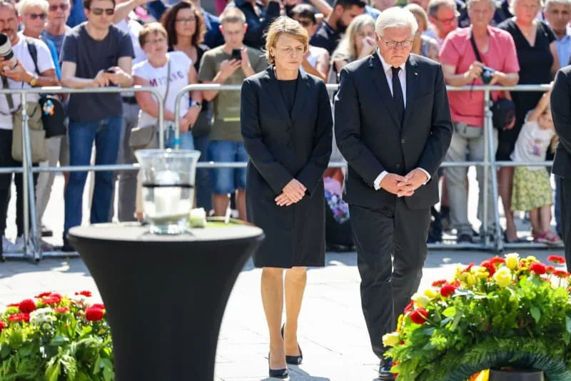 Almanya Cumhurbaşkanı Frank-Walter Steinmeier ve eşi Elke Buedenbender, Solingen kasabasındaki festivalde bıçaklı saldırının kurbanlarını anmak için düzenlenen çelenk törenine katılıyor. Solingen'deki şüpheli İslamcı saldırıda, saldırgan bir şehir festivalinde bıçakla üç kişi öldürüldü ve sekiz kişi yaralandı. Christoph Reichwein/dpa