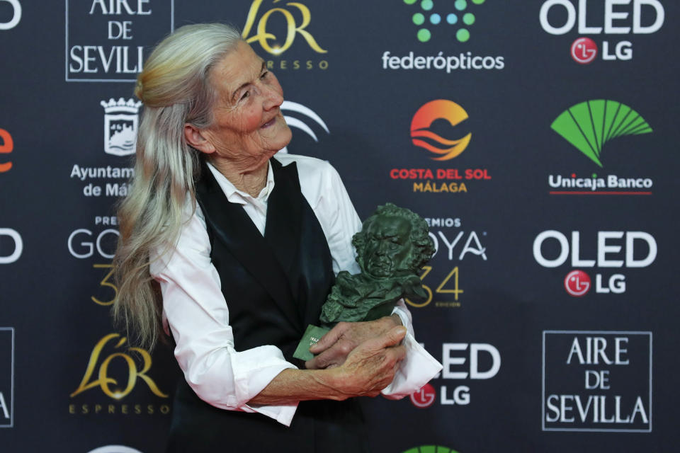 Benedicta Sánchez posa tras ganar el premio Goya a la mejor actriz revelación por “Lo que arde”, el sábado 25 de enero del 2020 en Málaga, España. (AP Foto/Manu Fernández)