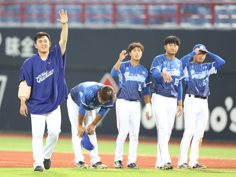 悍將黃保羅好投奪勝　首勝球差點飛了（2） 中華職棒富邦悍將投手黃保羅11日搶下生涯首勝，不 過比賽結束後發生小插曲，接下最後一個出局數的三 壘手辛元旭一時忘記就將球丟到觀眾席，還好隨後在 其他人呼喊下觀眾把球送了回來，由隊友曾峻岳 （左）交給黃保羅。 中央社記者張新偉攝  113年4月11日 