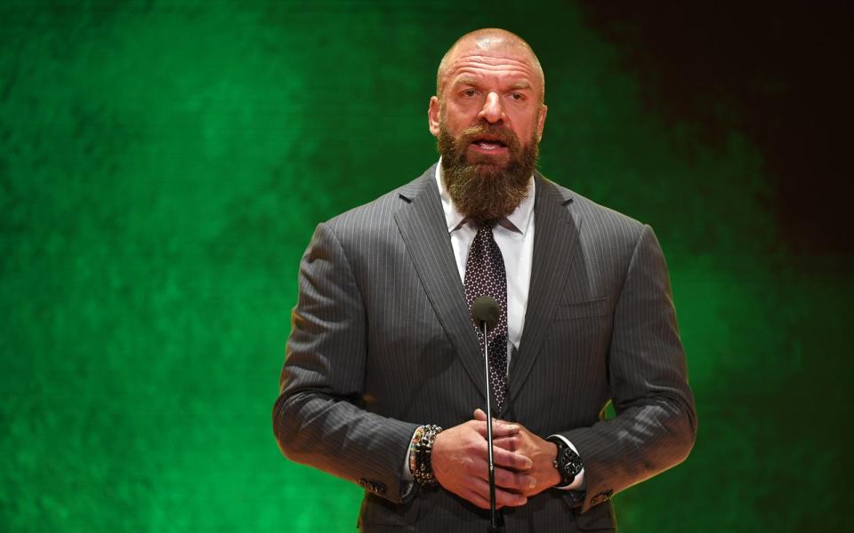 Der Hochadel im Mittelalter hätte es nicht besser hinbekommen: Paul Levesque alias Triple H heiratete 2003 Sephanie McMahon, die Tochter von WWE-Boss Vince McMahon, und festigte so auch jenseits des Ringes seine Macht in der WWE. Zwischenzeitlich war er sogar Vizepräsident der Liga! Seine Zukunft bei der WWE ist dennoch ungewiss: Vor Kurzem beendete der 52-Jährige seine aktive Karriere aufgrund von Herzproblemen, auch hinter den Kulissen wird er fortan kürzertreten müssen. (Bild: Getty Images/Ethan Miller)