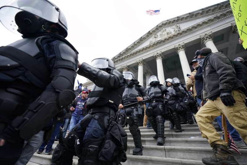 川普支持者1月6日闖入國會山莊，與國會警察發生激烈衝突。（美聯社）