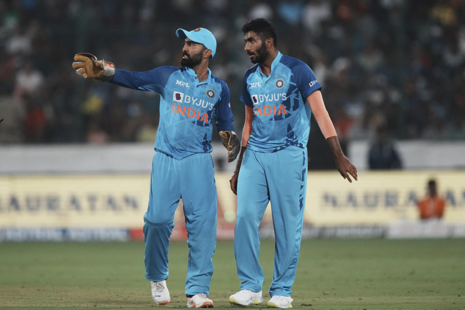 India's Jasprit Bumrah, right, listens to wicketkeeper Dinesh Karthik before bowling his next delivery during the third T20 cricket match between India and Australia, in Hyderabad, India, Sunday, Sept. 25, 2022. (AP Photo/Mahesh Kumar A)