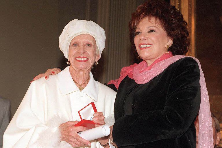 Durante toda su carrera, Lydia Lamaison recibió varias distinciones y premios. En la foto junto a Irma Roy, en el salón de los Pasos Perdidos del Congreso