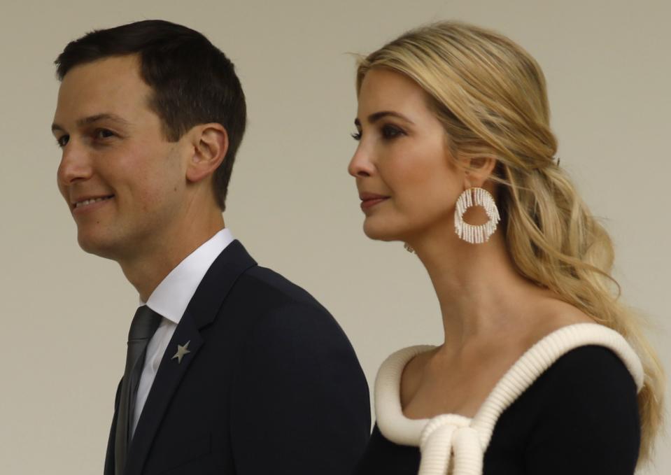 Ivanka Trump y su esposo Jared Kushner, ambos familiares y altos asesores del presidente Donald Trump. (Reuters)