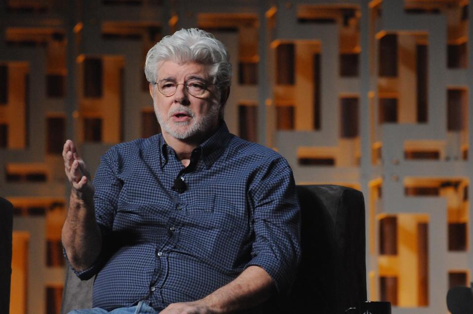 <p>El cineasta George Lucas confesó que destinará su herencia a mejorar la educación, ya que considera que es la mejor forma de ayudar a la humanidad. Por eso, sus cuatro hijos solo podrán contar con una pequeña parte de los 5.100 millones de dólares que posee el director estadounidense. (Foto: Gerardo Mora / Getty Images). </p>