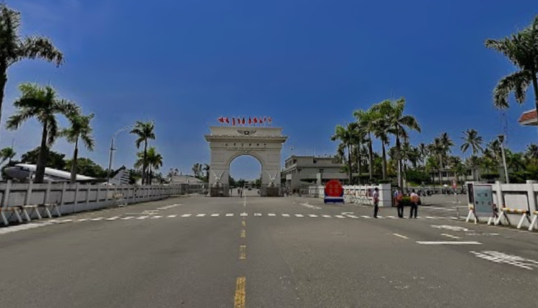 岡山空軍官校近日發生一起離奇車禍。（圖／翻攝自Google Maps）