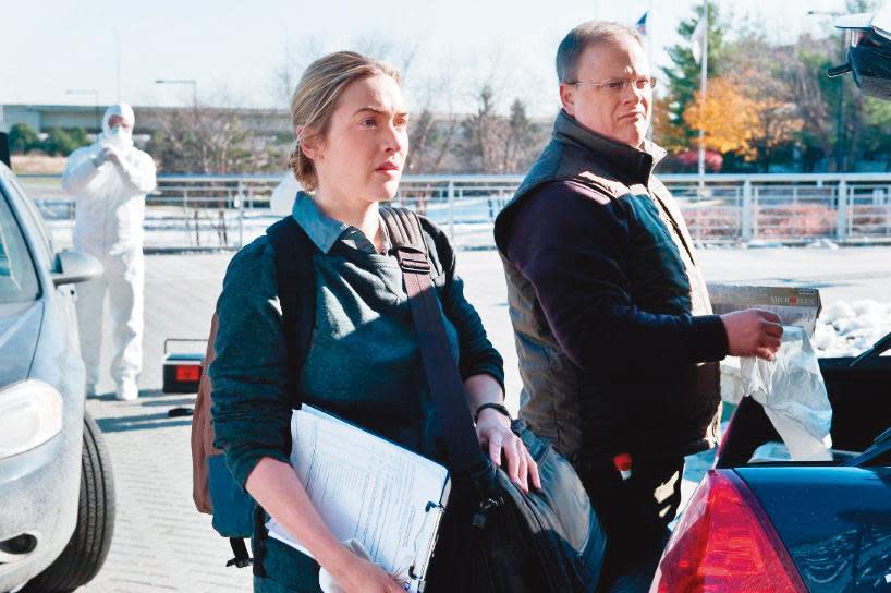 電影《全境擴散》中飾演美國疾管中心人員的影星凱特溫絲蕾（前左），一一對染疫身亡者的接觸者及活動行蹤展開調查，這就是疫調人員的真實寫照。（翻攝網路）