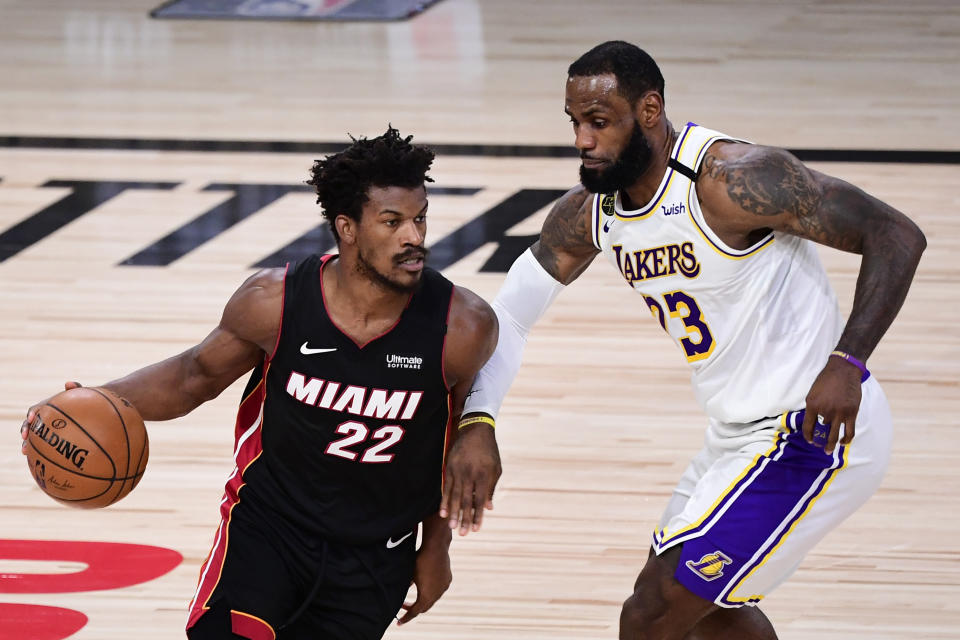 Jimmy Butler（圖左）與LeBron James。（Photo by Douglas P. DeFelice/Getty Images）