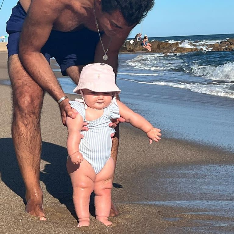 Julia volvió a disfrutar de sus primeros encuentros con el mar y la arena (Foto: Instagram @isabelmacedophoto)