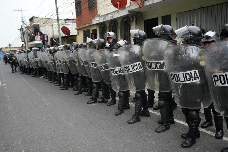 Policías antimotines marchan por una carretera bloqueada por manifestantes en Ciudad de Guatemala el martes 10 de octubre de 2023. Las protestas en respaldo del presidente electo Bernardo Arévalo reclaman por las acciones de la fiscalía y judiciales contra su partido para suspenderlo por presuntamente haberse constituido con firmas falsas. (AP Foto/Moisés Castillo)