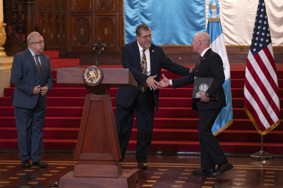 El presidente guatemalteco, Bernardo Arévalo, saluda al secretario de Seguridad Nacional de Estados Unidos, Alejandro Mayorkas, al final de la rueda de prensa conjunta en el Palacio Nacional en Ciudad de Guatemala, el jueves 21 de marzo de 2024. Mayorkas está de visita en Guatemala por dos días. (AP Foto/Santiago Billy)