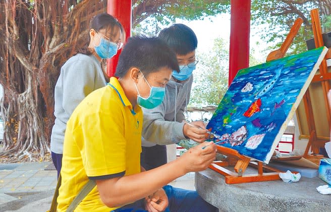 國立台東女中美術班學生25日帶領台東牧心智能發展中心憨兒在校園內寫生。（蔡旻妤攝）