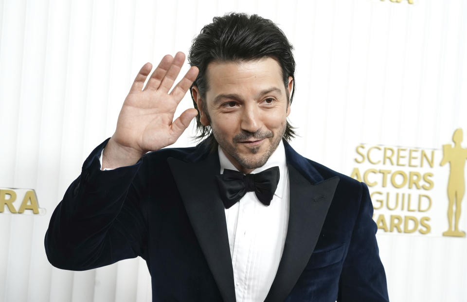 Diego Luna llega a la 29a entrega anual de los Premios del Sindicato de Actores de la Pantalla el domingo 26 de febrero de 2023, en el hotel Fairmont Century Plaza en Los Angeles. (Foto Jordan Strauss/Invision/AP)