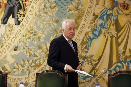 Bank of Portugal Governor Carlos Costa arrives to read a statement announcing that Portugal's central bank will rescue troubled lender Banco Espirito Santo with a 4.9 billion euro ($6.6 billion) recapitalisation at an event in Lisbon in this August 3, 2014 file photo. REUTERS/Hugo Correia/Files