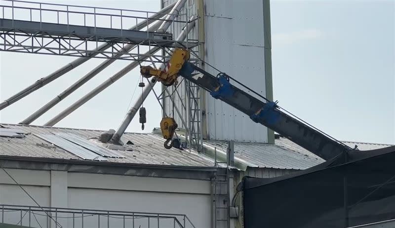 再興飼料工廠進行屋頂修繕，卻發生4名工人墜落意外，承包的鋼鐵公司、起重工程行將各被開罰30萬元、勒令停工。(圖／翻攝畫面)