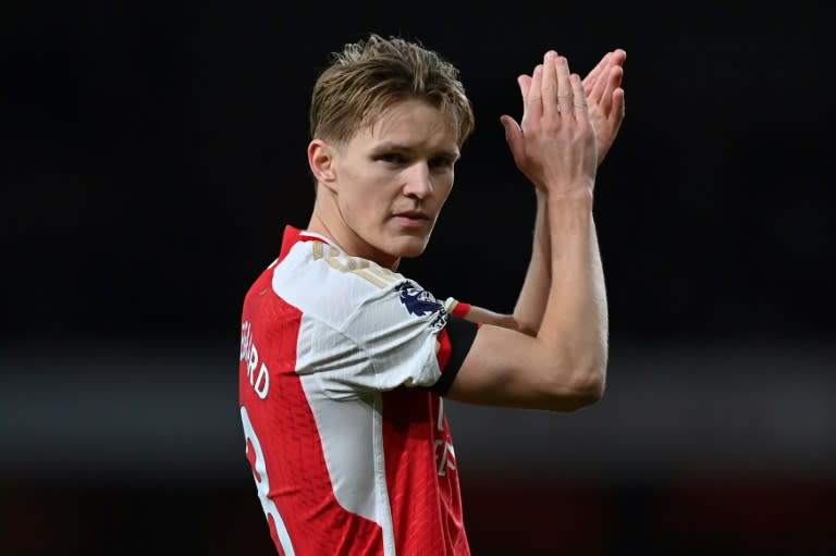 El centrocampista noruego Martin Odegaard aplaude tras la victoria del Arsenal sobre el Chelsea (5-0) en la 29ª jornada de Premier League, el 23 de abril de 2024 en el Emirates Stadium, en Londres. (Glyn KIRK)