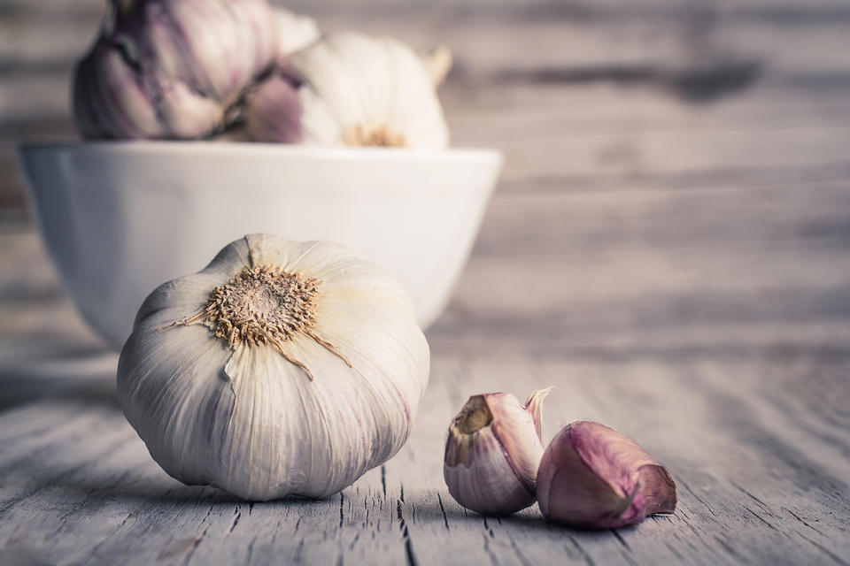 Übrig gebliebener Knoblauch eignet sich hervorragend als SOS-Pickelhelfer. Die Zehe quer aufschneiden und die betroffene Stelle vor dem Schlafengehen damit einreiben. (Bild-Copyright: Ana Pelaez/Getty Images)