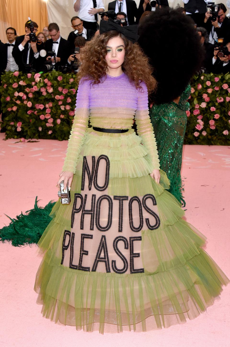 <h1 class="title">Hailee Steinfeld in Viktor & Rolf with a Judith Leiber Couture bag</h1><cite class="credit">Photo: Getty Images</cite>