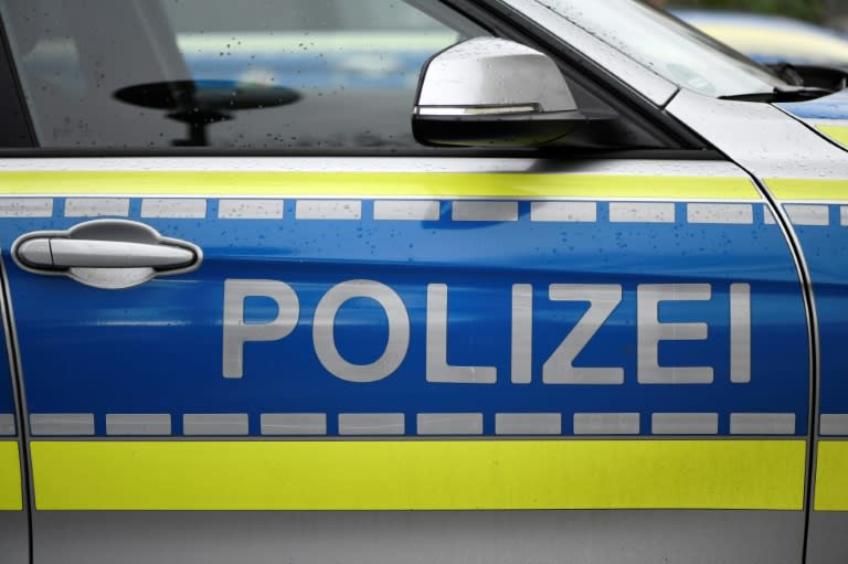 Bei einem Zusammenstoß zwischen einem Lastwagen und einem Kleinbus sind in Kleve zwei Männer ums Leben gekommen. Der Lastwagen kollidierte an einer Kreuzung mit dem Kleinbus, wie die Polizei in der nordrhein-westfälischen Stadt mitteilte. (INA FASSBENDER)