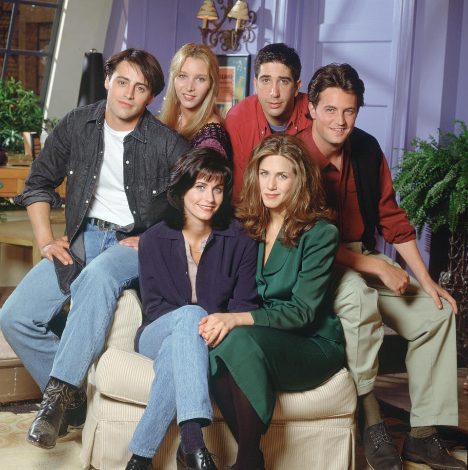 FRIENDS — Pictured: (clockwise from bottom left) Courteney Cox Arquette as Monica Geller, Matt LeBlanc as Joey Tribbiani, Lisa Kudrow as Phoebe Buffay, David Schwimmer as Ross Geller, Matthew Perry as Chandler Bing, Jennifer Aniston as Rachel Green — (Photo by Reisig & Taylor/NBCU Photo Bank/NBCUniversal via Getty Images via Getty Images)