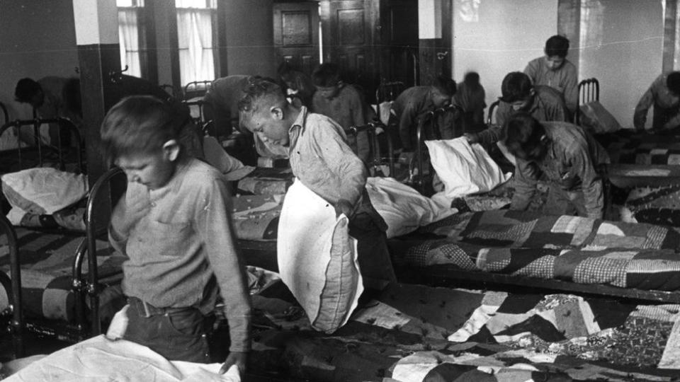 Niños en un internado para menores indígenas de Canadpa en 1950