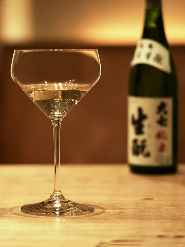 水晶製的清酒杯由日本頂級純米酒廠設計，以此品嚐清酒可增強清酒濃郁味道。$395/ TOWNHOUSE