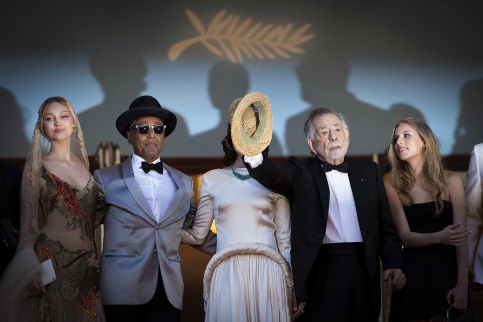 Grace VanderWaal, de izquierda a derecha, Giancarlo Esposito, Aubrey Plaza, el director Francis Ford Coppola, y Romy Mars posan a su llegada al estreno de 'Megalopolis' en la 77a edición del Festival de Cine de Cannes en Francia el jueves 16 de mayo de 2024. (Foto Scott A Garfitt/Invision/AP)