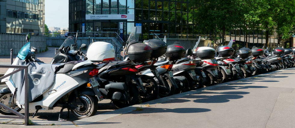 Des deux-roues garés à Paris.
