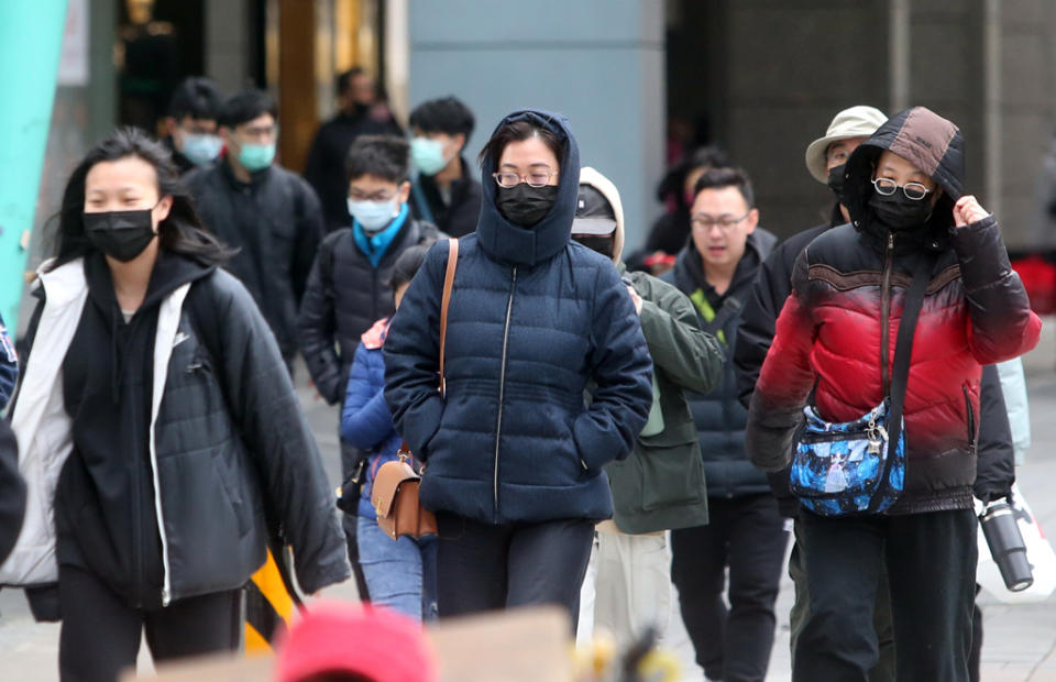 氣象局31日下午再發低溫特報，全台14縣市平地低溫最低恐降至10度或以下。(資料照／趙雙傑攝)